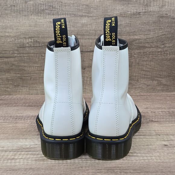 Dr. Martens 11822 Men\'s Sz 8 Women\'s Sz 9 White Smooth Leather Combat Boots NEW